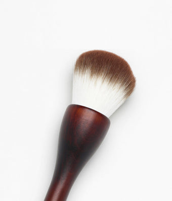la-bouche-rouge-paris-the-powder-brush-puderpinsel-aus-buchenholz image 2