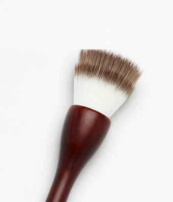 la-bouche-rouge-paris-highlighter-pinsel-buchenholz-vegan image 2