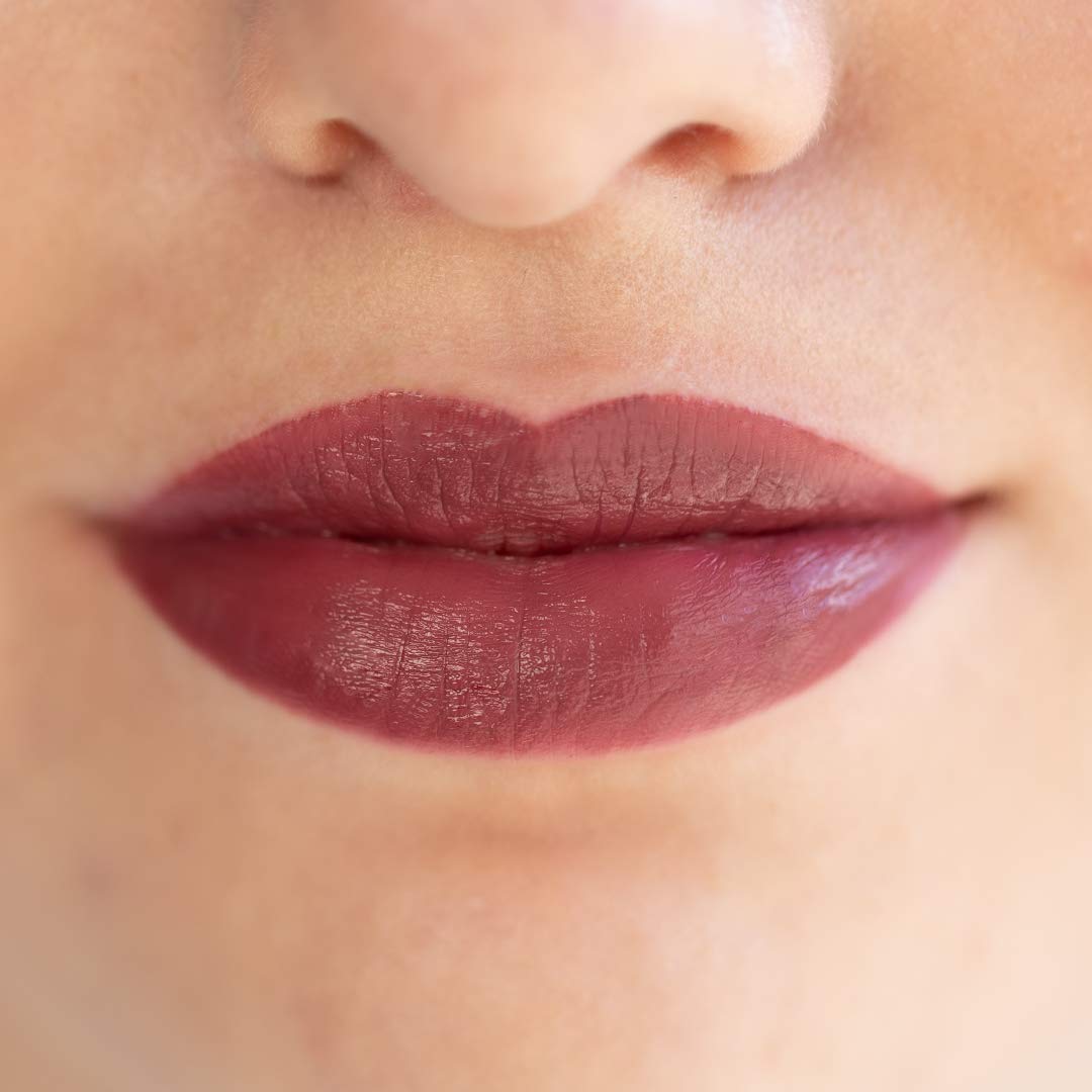 nui-cosmetics-natural-lipstick-akona-veganer-lippenstift-beeriges-rot-3-5-g image 4