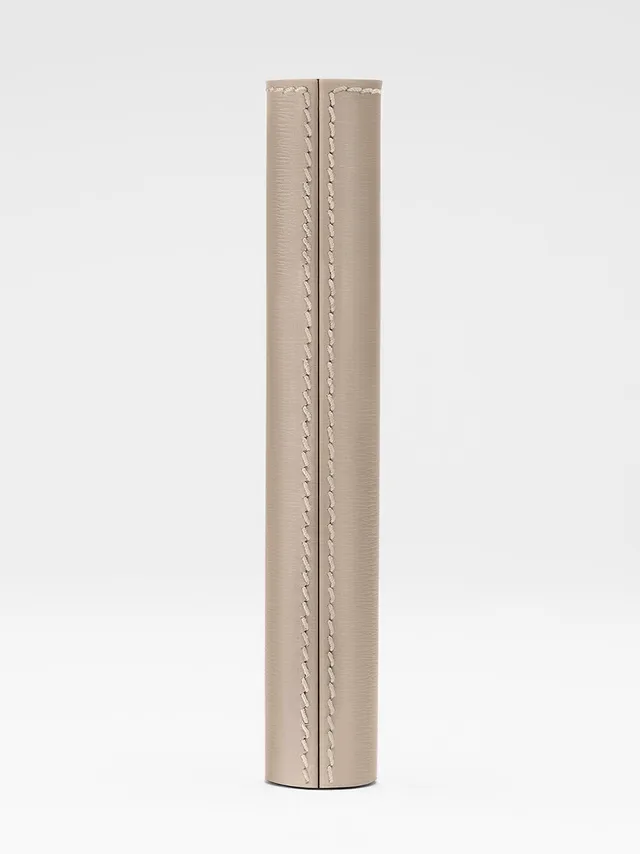 la-bouche-rouge-paris-leder-mascara-h-lle-mascara-sleeve-aus-puy-leder image 1
