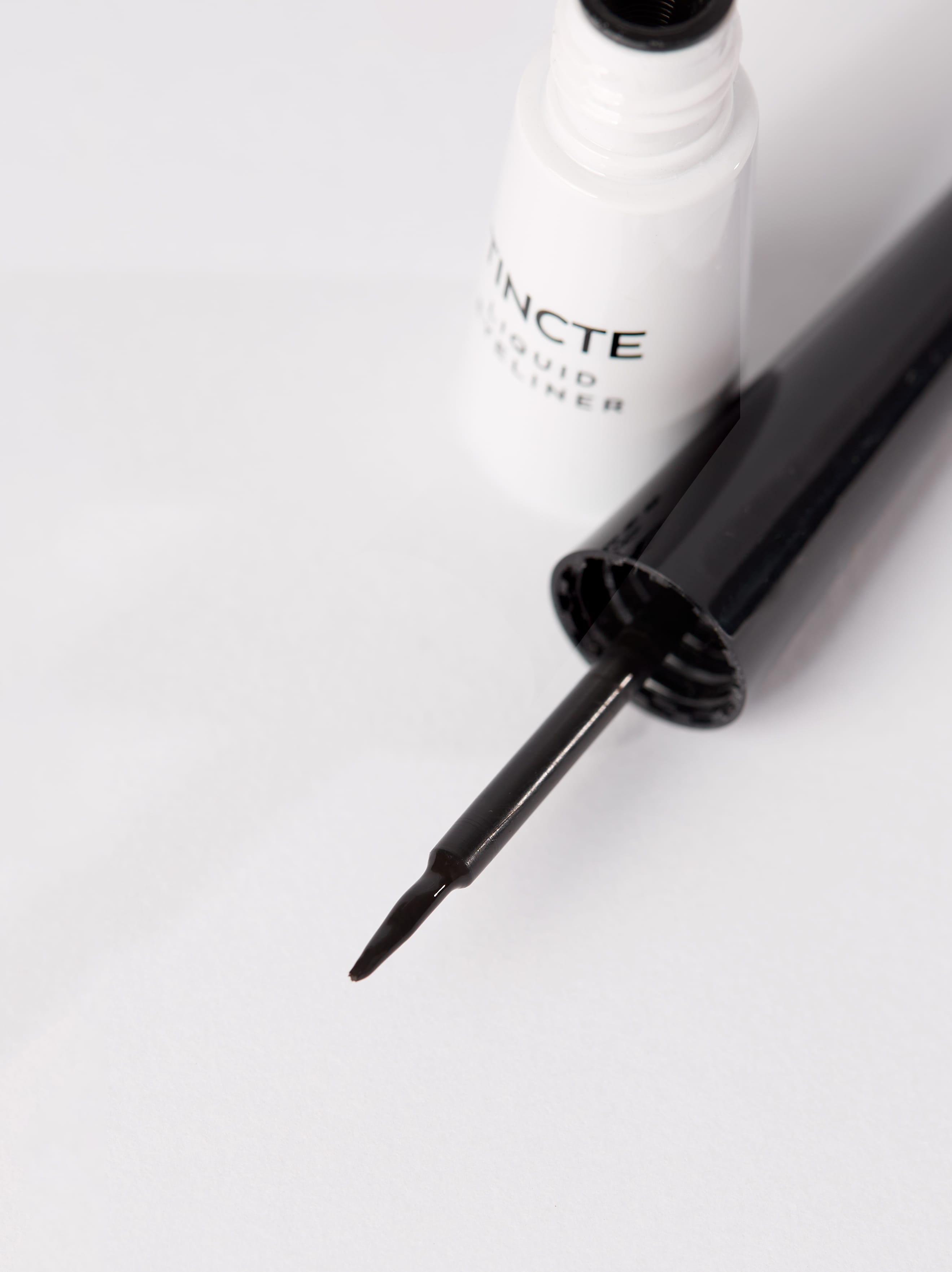 und-gretel-tincte-liquid-eyeliner-veganer-eyeliner-schwarz image 4