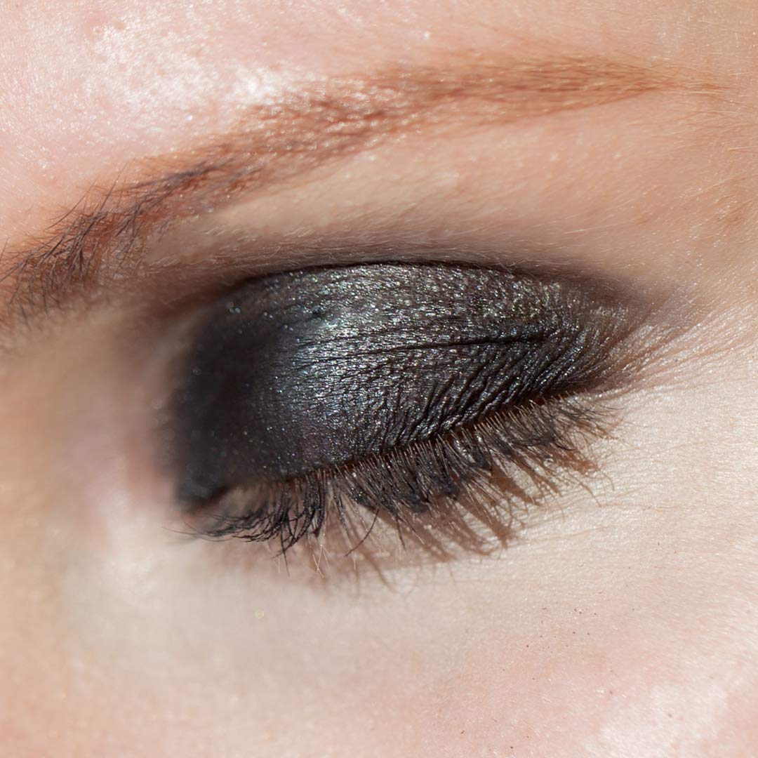 nui-cosmetics-natural-pressed-eyeshadow-15-kahuna-schwarz-silber-glitzer image 4