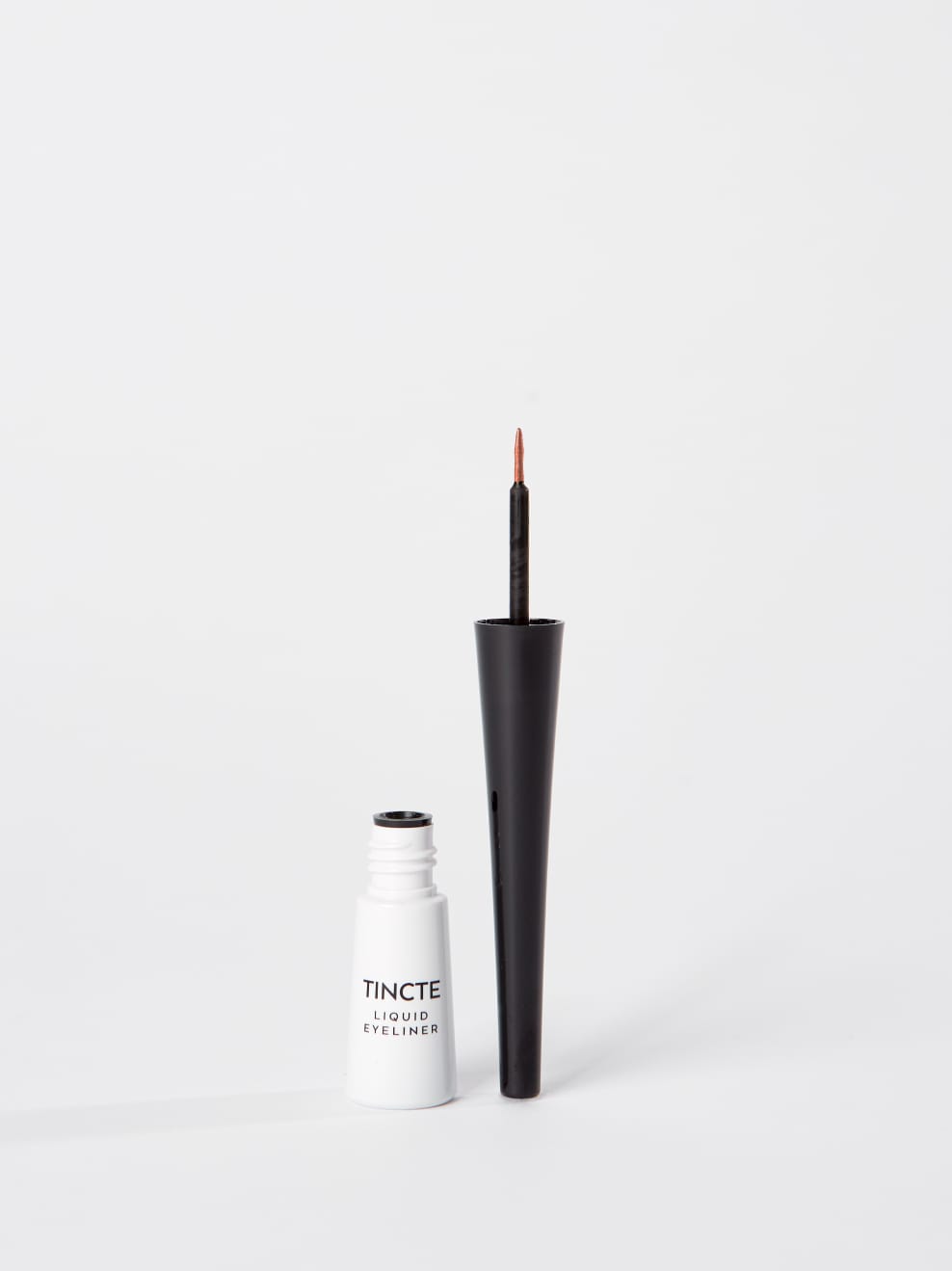 und-gretel-tincte-liquid-eyeliner-veganer-eyeliner-schwarz image 8