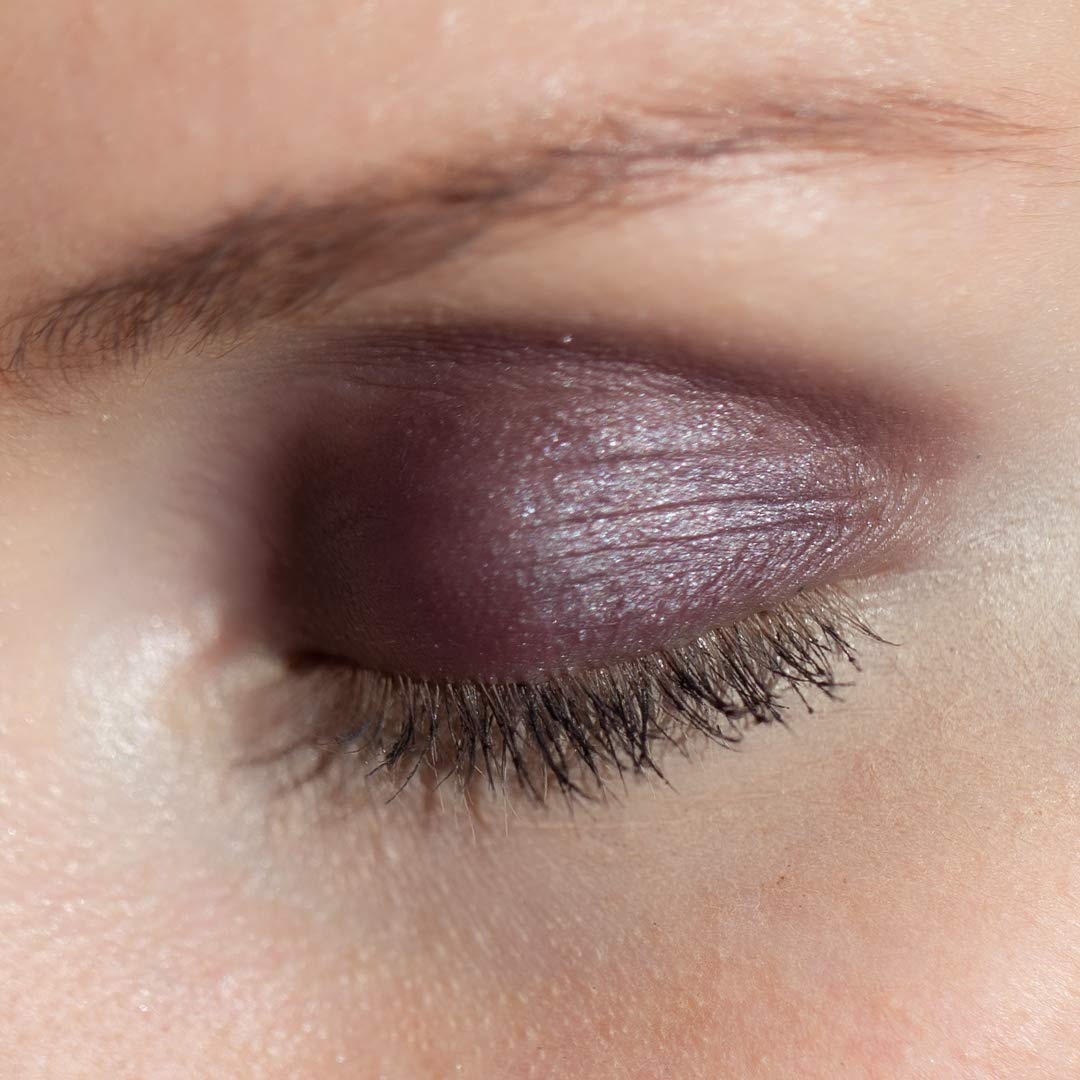 nui-cosmetics-natural-pressed-eyeshadow-18-tapu-violett-schimmer image 4